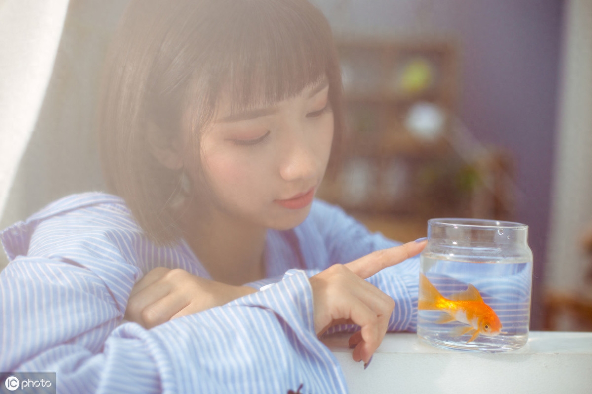 双鱼女性格深度解析：双鱼一个人的时候有多不正经