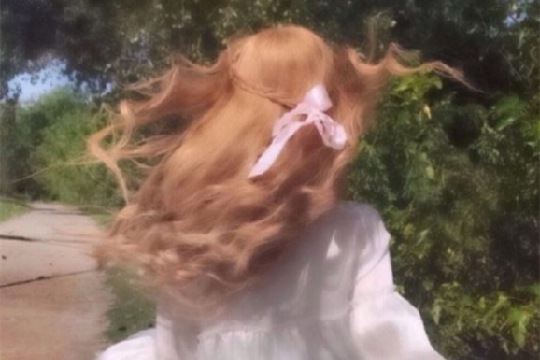 双子女喜欢一个人的表现